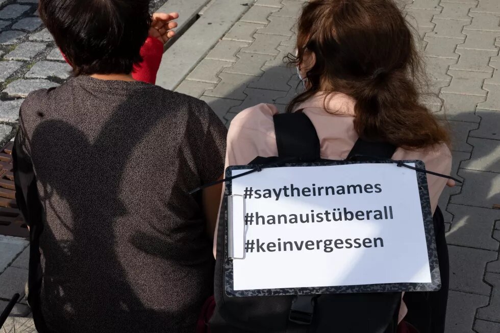 Schild mit Aufschrift #saytheirnames, #hanauistüberall, #keinvergessen