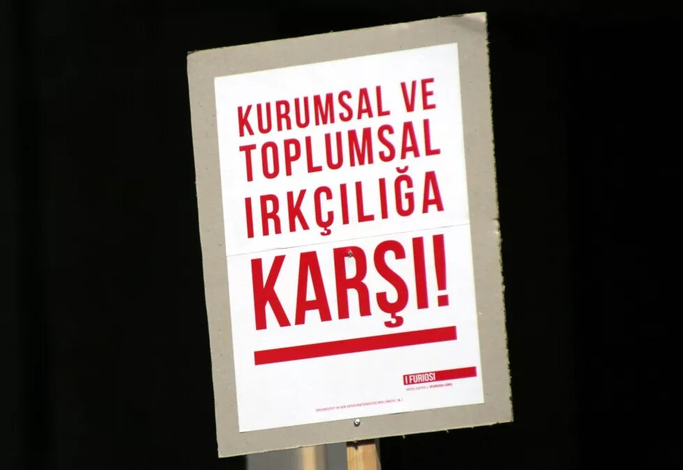 Schild mit der Aufschrift auf Türkisch: Kurumsal ve toplumsal irkciliga karsi!