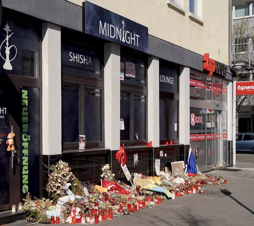 Midnight Bar in Hanau, einer der Tatorte des Anschlags, mit Blumenkränzen und Kerzen davor