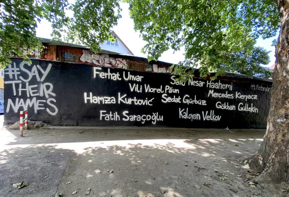 Wandbild in der Metzgerstraße 8 in Hanau mit der Aufschrift "#SAYTHEIRNAMES" und "Fatih Saraçoğlu, Ferhat Unvar, Gökhan Gültekin, Hamza Kurtović, Kaloyan Velkov, Mercedes Kierpacz, Sedat Gürbüz, Said Nesar Hashemi, Vili Viorel Păun"