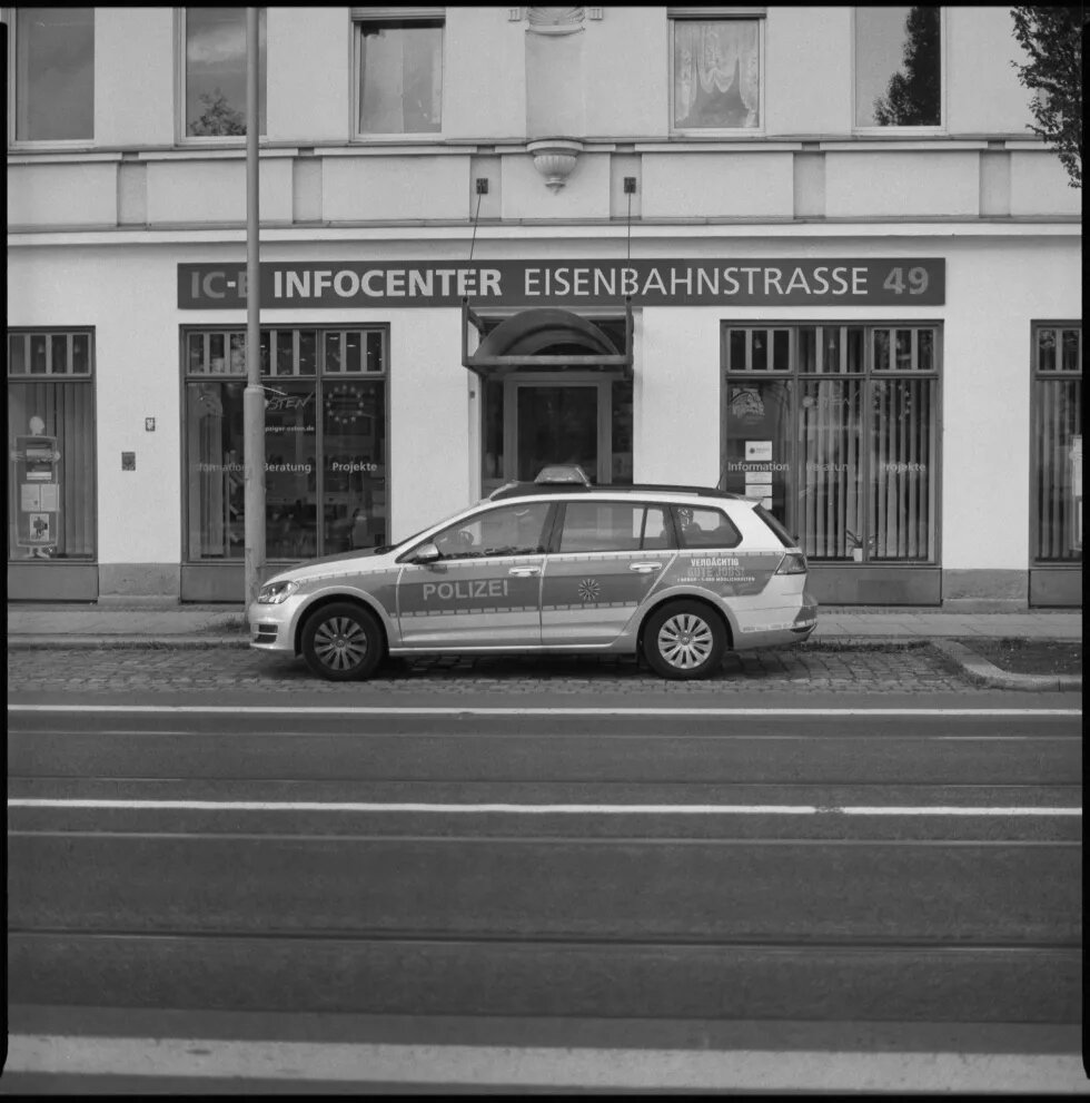 Polizeiauto parkt vor dem "Infocenter Eisenbahnstraße 49" in Leipzig