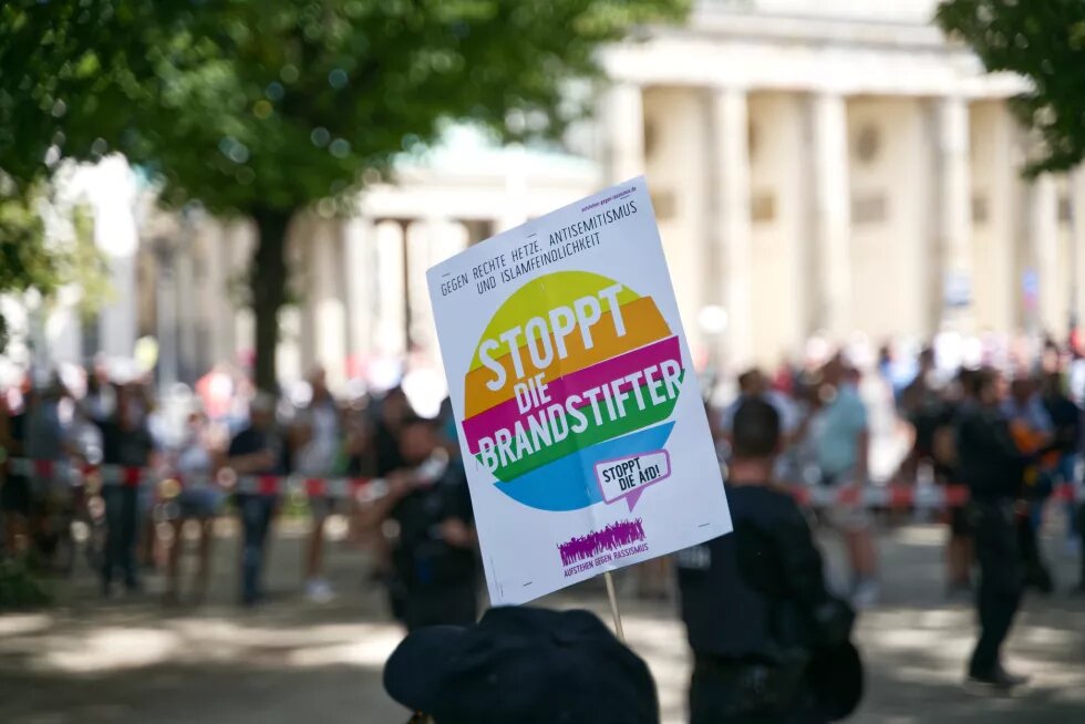 Demo-Schild mit der Aufschrift "Gegen rechte Hetze, Antisemitismus und Islamfeindlichkeit - Stoppt die Brandstifter - Stoppt die Afd"