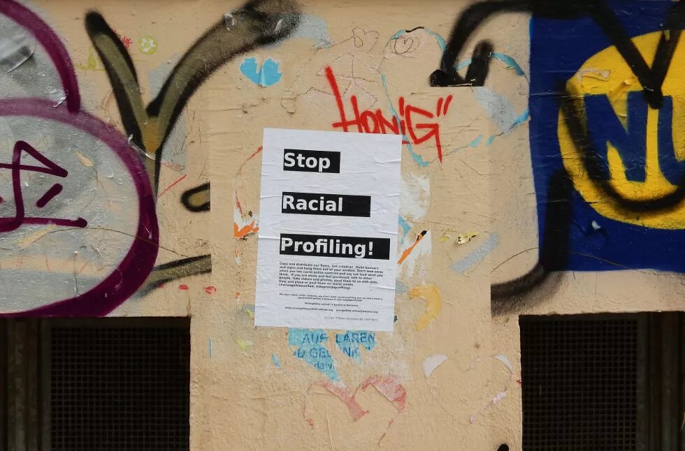 Plakat an Häuserwand in Kreuzberg mit der Aufschrift "Stop Racial Profiling"