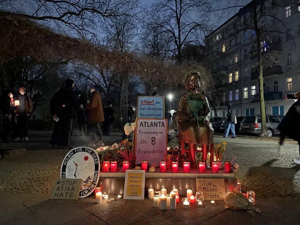 Bild von der Mahnwache in Gedenken an die Opfer des Attentats in Atlanta bei der Friedensstatue in Berlin 23.März 2021