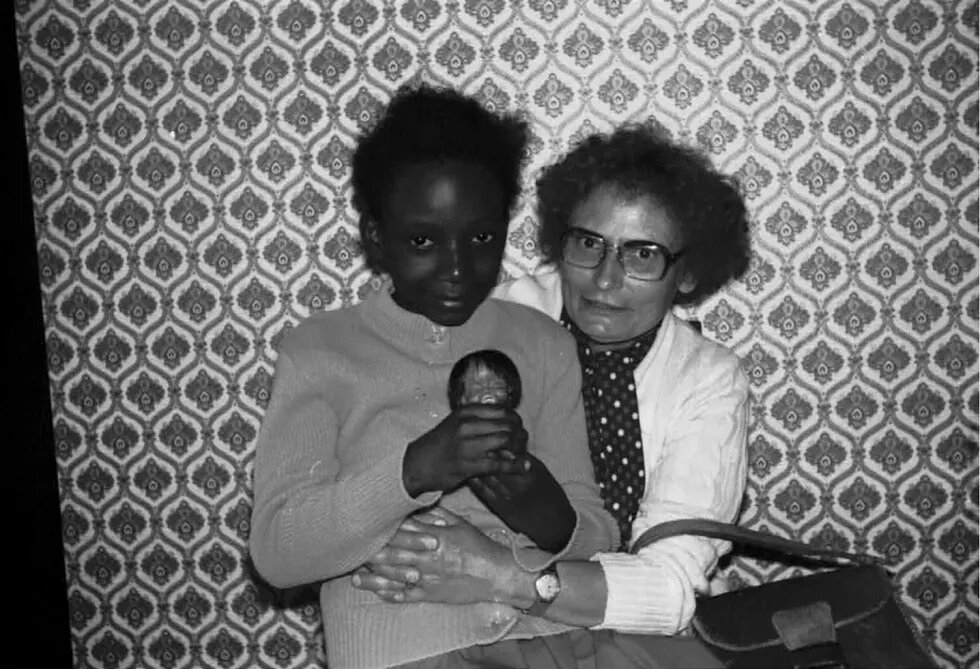 Altes Schwarz-Weiß Foto von Florence Brokowski-Shekete als junges Mädchen gemeinsam mit ihrer 'Mama', 1979