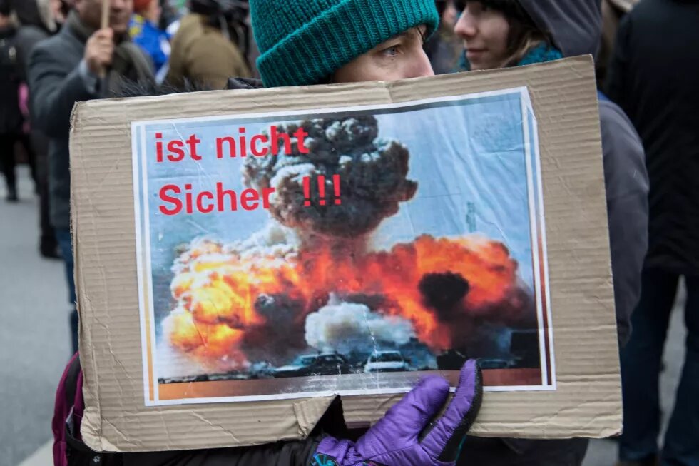 Demoschild, auf dem eine Explosion zu sehen ist mit der Aufschrift "ist nicht sicher!!!" im Rahmen einer Demonstration gegen Abschiebungen nach Afghanistan