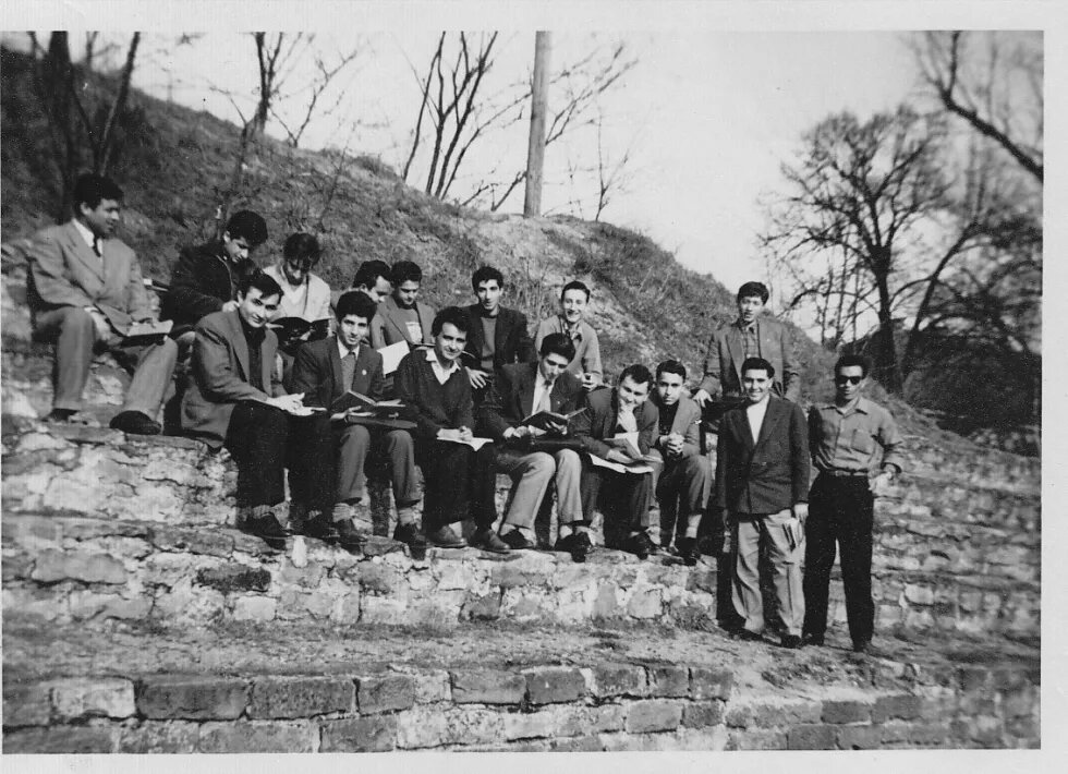 Schwarzweiß-Fotografie einer Gruppe von türkischen Studenten mit ihrem Lehrer Sinasi Tekin in Germersheim am Rhein, 1958