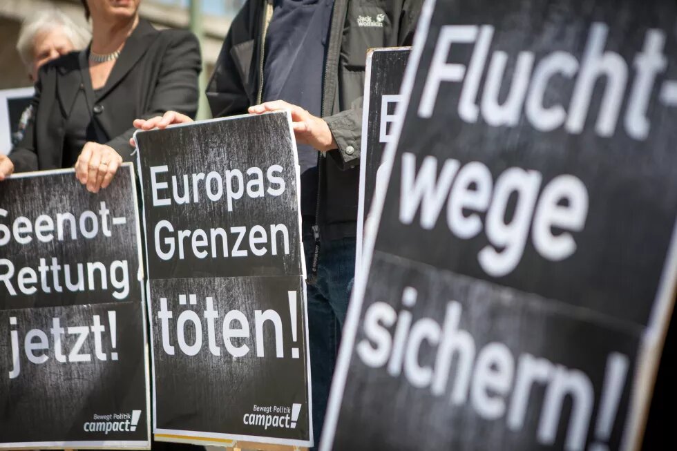 Schilder mit der Aufschrift "Seenotrettung jetzt", "Europas Grenzen töten!" und "Fluchtwege sichern!"