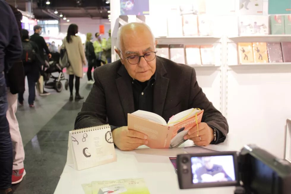 Nassir Djafari liest auf der Frankfurter Buchmesse aus seinem Roman "Eine Woche, ein Leben"