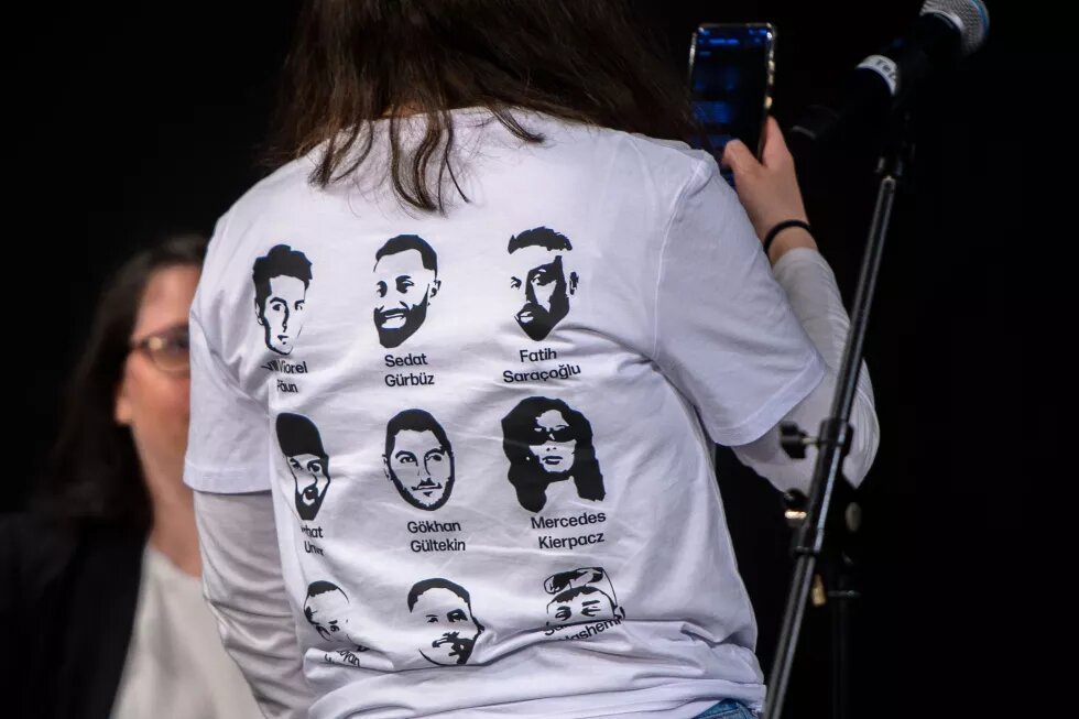 Gözde Teper auf der Veranstaltung "Sicherheit für alle"; Gözde trägt ein T-Shirt mit den Namen und Gesichtern der Ermordeten aus Hanau.