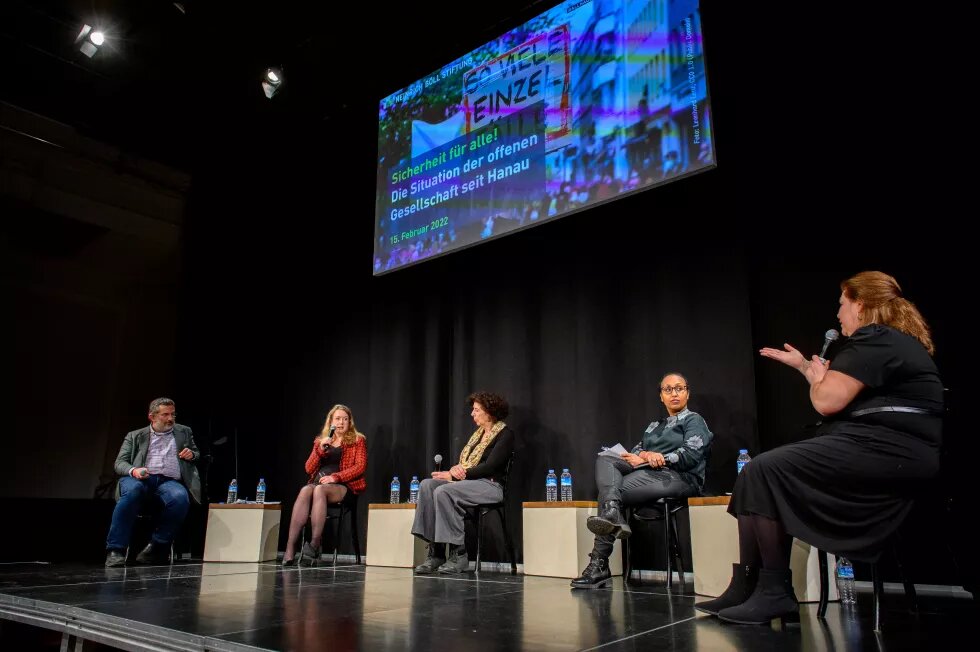 Podiumsdiskussion bei der Veranstaltung "Sicherheit für alle!", zu sehen sind Ebru Tasdemir, Awet Tesfaiesus, Esther Dischereit, Liane Bednarz und Stephan J. Kramer.