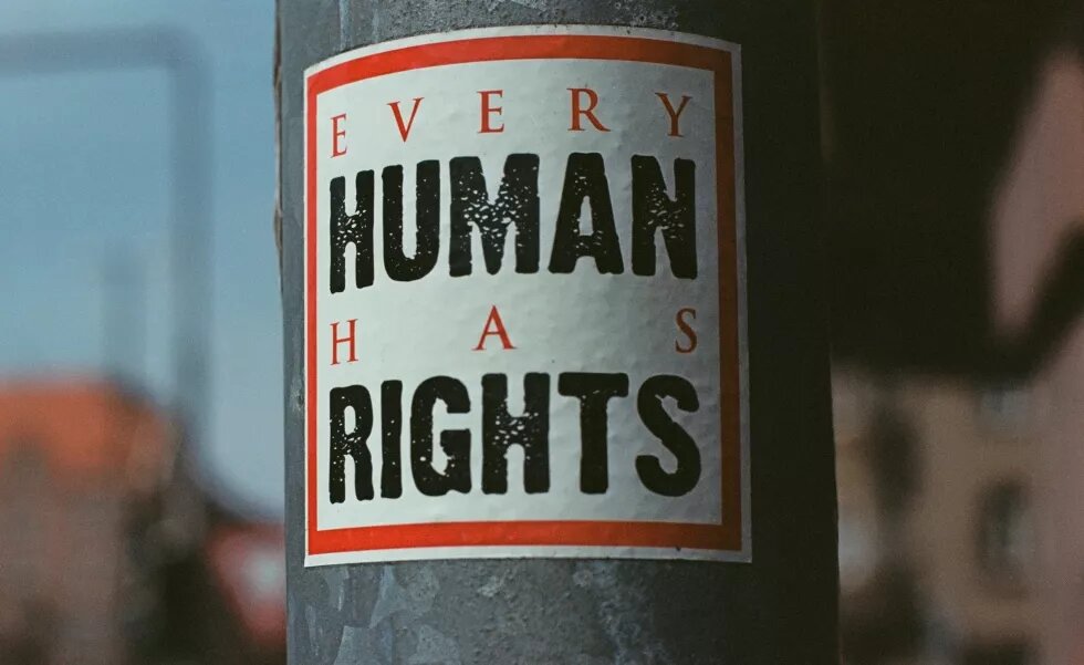 Aufkleber an einer Straßenlaterne mit der Aufschrift: "Every Human Has Rights"