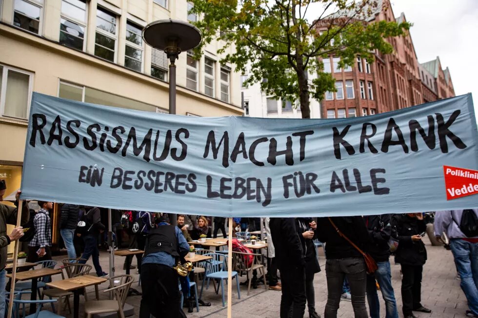 Demobanner: "Rassismus macht krank: ein besseres Leben für alle."