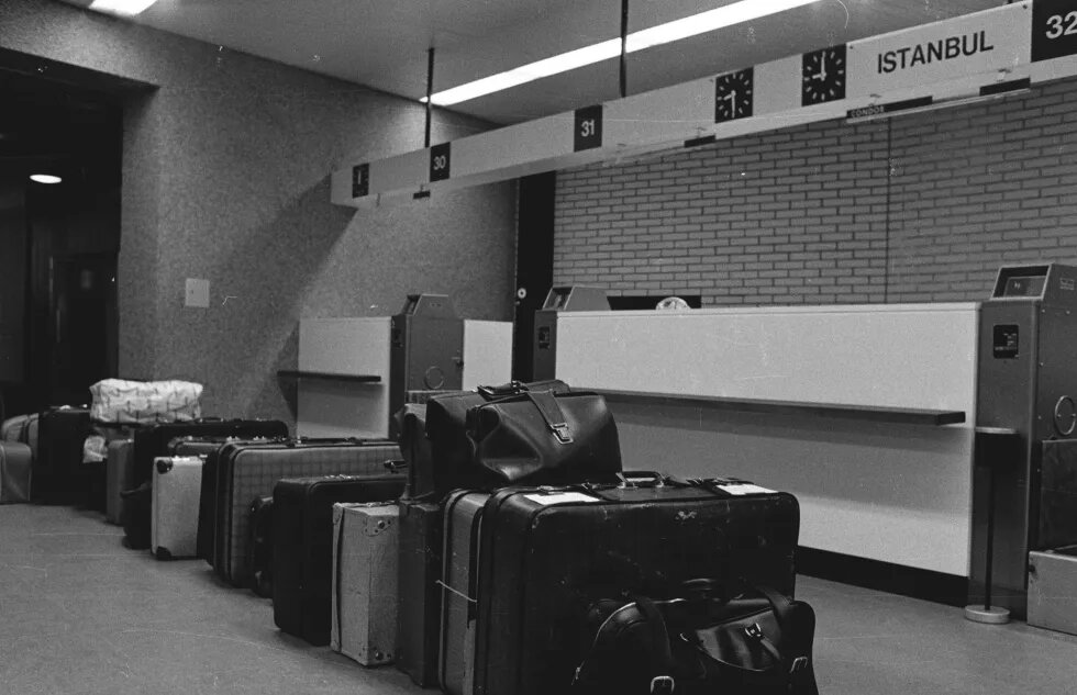 Schwarz-weiß Foto von aneinandergereihtem Gepäck am Flughafen Hamburg, am Gate nach Istanbul