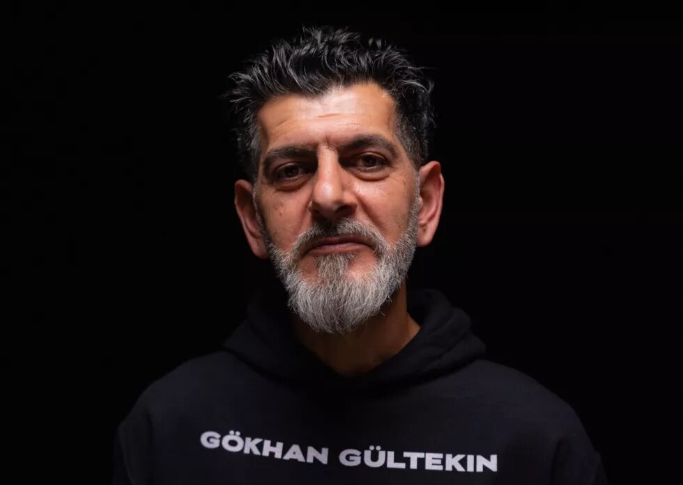 Foto von Çetin Gültekin, auf seinem Pullover steht der Name seines Bruders: Gökhan Gültekin