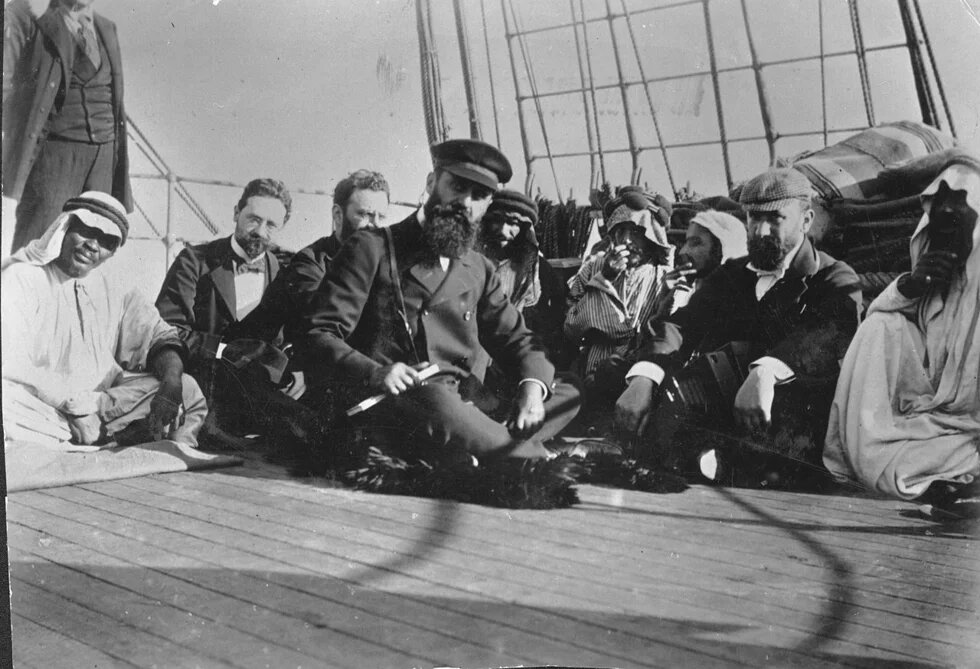 Schwarz-weiß Foto von Theodor Herzl mit einer zionistischen Delegation auf dem Weg nach Palästina, 1898