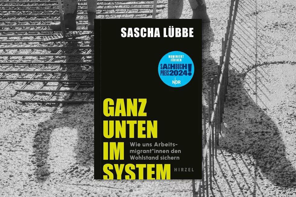 Buchcover von "Ganz unten im System. Wie uns Arbeitsmigrant*innen den Wohlstand sichern". Von Sascha Lübbe, Hirzel Verlag. Nominiert für den Sachbuchpreis 2024, NDR.