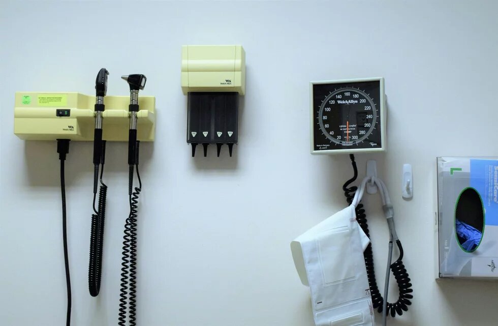 Eine weiße Wand, an der unterschiedliche medizinische Geräte und Instrumente hängen