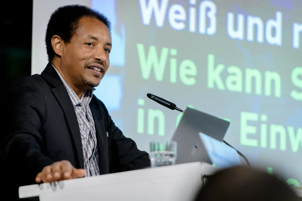 Foto von Mekonnen Mesghena an einem Rednerpult
