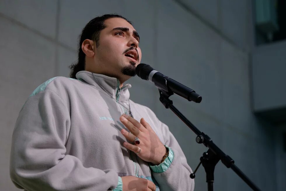 Jamal Abasi trägt sein Gedicht bei einer Veranstaltung in der Heinrich-Böll-Stiftung vor