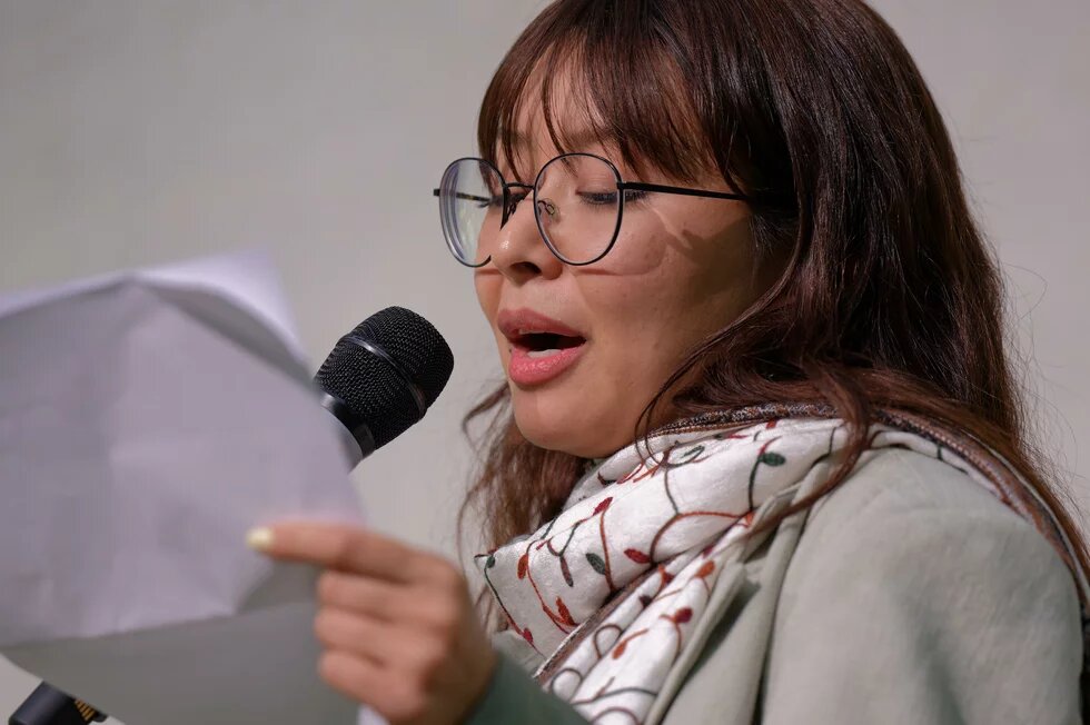 Mahnaz Jafari trägt ihr Gedicht bei einer Veranstaltung in der Heinrich-Böll-Stiftung vor