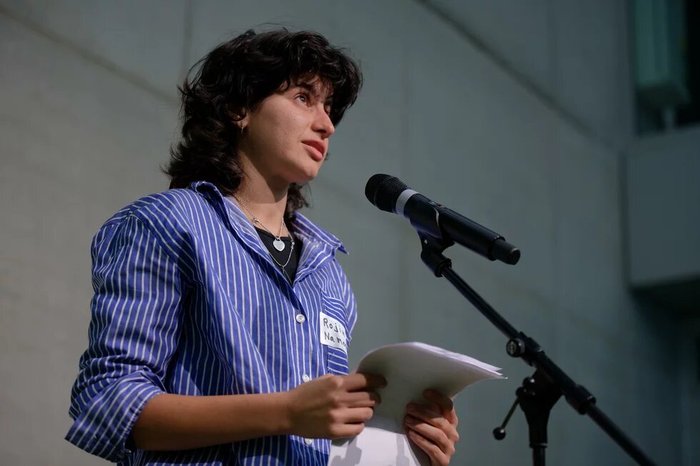 Rojin Namer trägt ein Gedicht bei einer Veranstaltung in der Heinrich-Böll-Stiftung vor