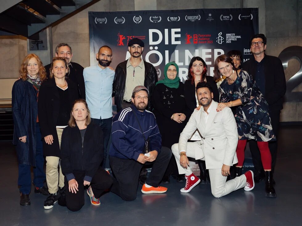 Das Filmteam von "Die Möllner Briefe" posiert vor dem Filmplakat bei der Premiere in Berlin