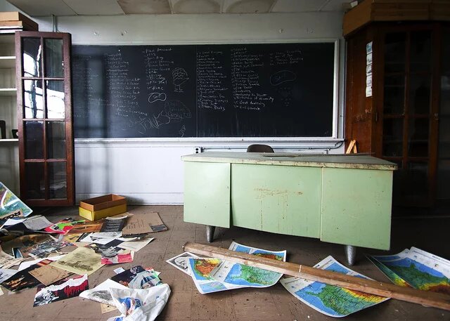 Mehr als nur symbolische Politik? leeres verwüstetes Klassenzimmer