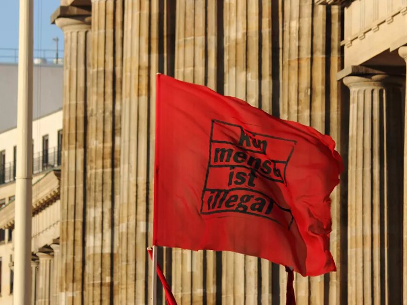 Flagge Kein Mensch ist illegal in Berlin