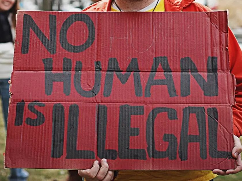 Protestschild "No Human is illegal"