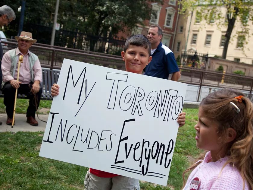 Junge mit Plakat und der Aufschrift "My Toronto inculdes everyone"