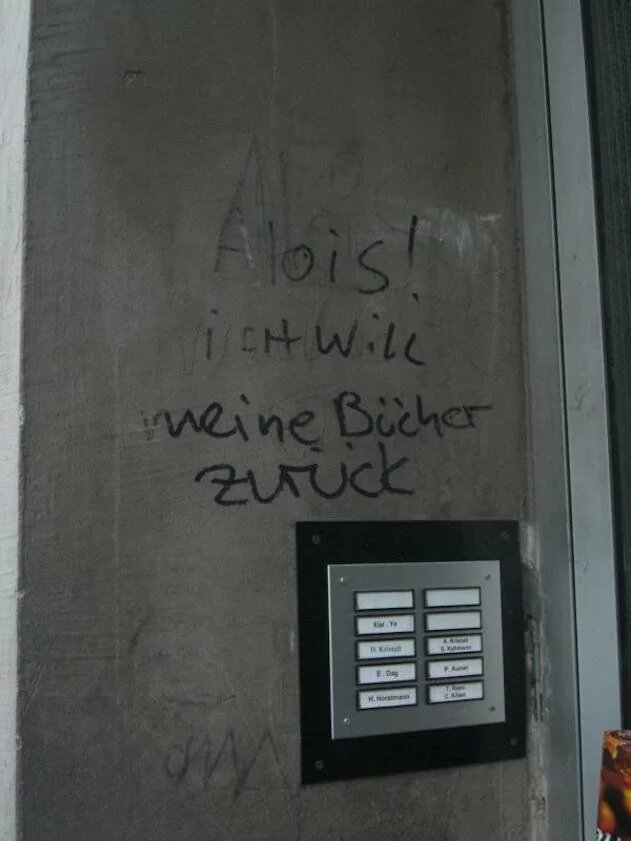 Meine Bücher Ein Klingelbrett über dem die Worte "Alois ich will meine Bücher zurück" geschrieben stehen