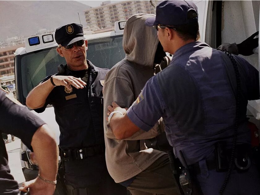 migrants arriving on the spanish canary islands in 2004