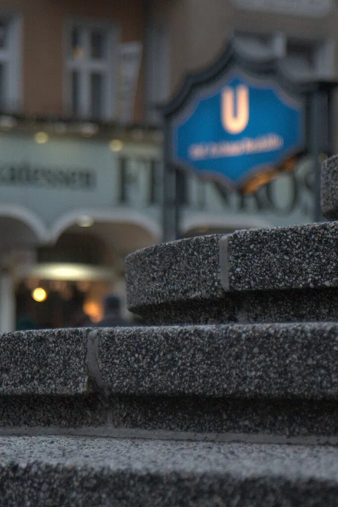 Stufen in Berlin-Neukölln Stufen vor dem U-Bahnhof Berlin Neukölln