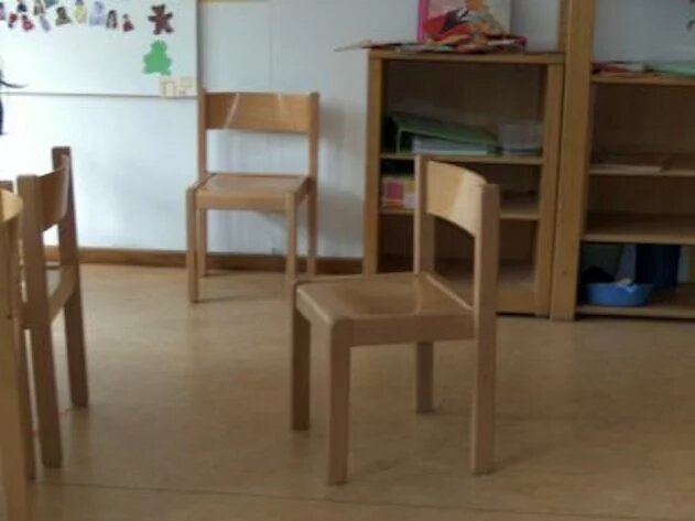 Der Stuhl bleibt doch nicht leer leere Kinderstühle in einem Kindergartenraum