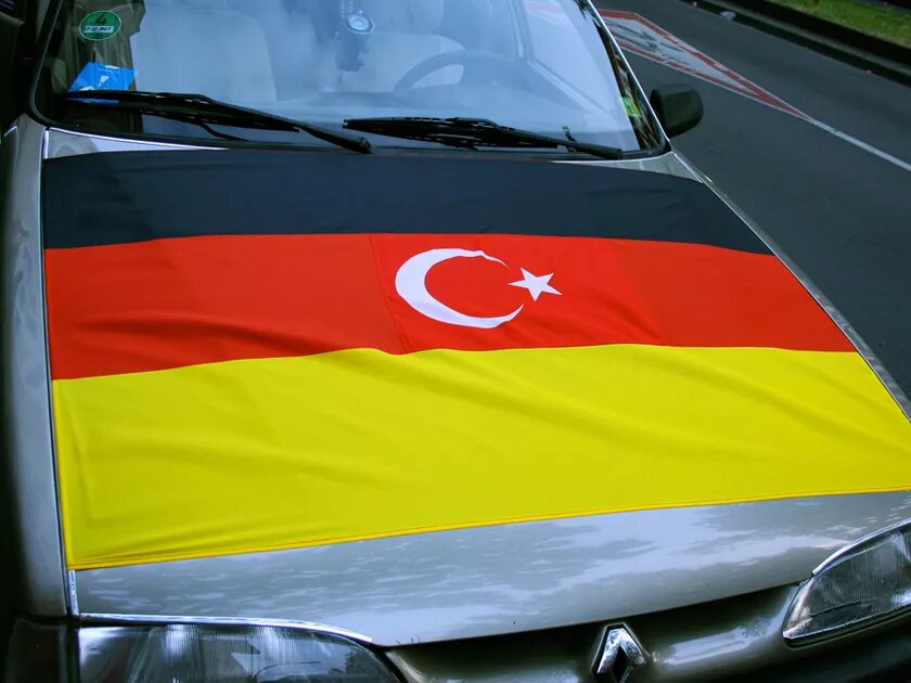 Deutsch-türkische Flagge auf einer Auto-Motorhaube