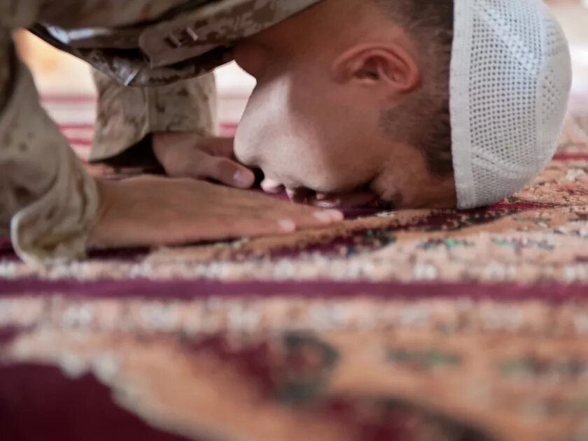 junger Muslim beim Gebet junger Muslim beim Gebet