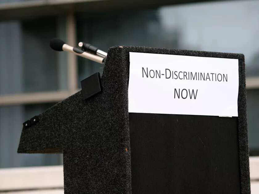 Pult "Non-Discrimination"