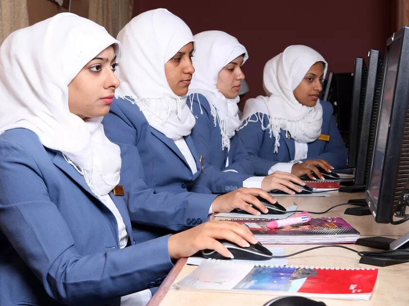 Frauen arbeitend am Computer Frauen arbeitend am Computer