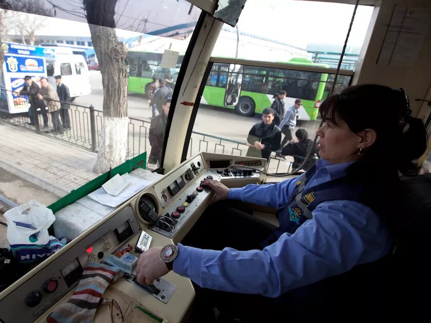 Frau steuert eine Tram