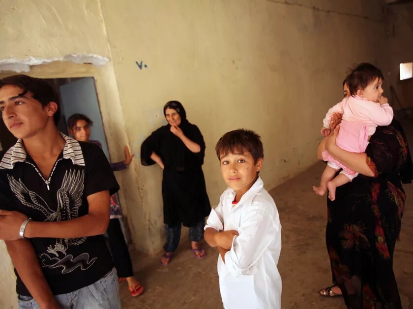Irakische Familie in einem Auffanglager in Al-Qalaat.