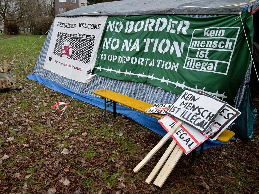 Mahnwache zum Einzug der Geflüchteten in eine Notunterkunft in Leipzig-Schönefeld