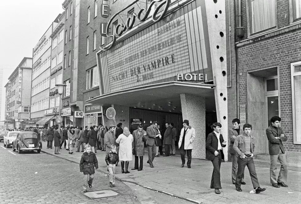 Treffpunkt Steindamm: Zweite Heimat der ersten Türken in Hamburg, 1971. Treffpunkt Steindamm: Zweite Heimat der ersten Türken in Hamburg, 1971.