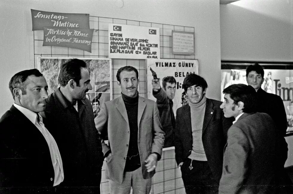 Treffpunkt Steindamm: Zweite Heimat der ersten Türken in Hamburg, 1973. Hier im Savoy-Kino Treffpunkt Steindamm: Zweite Heimat der ersten Türken in Hamburg, 1973. Hier im Savoy-Kino