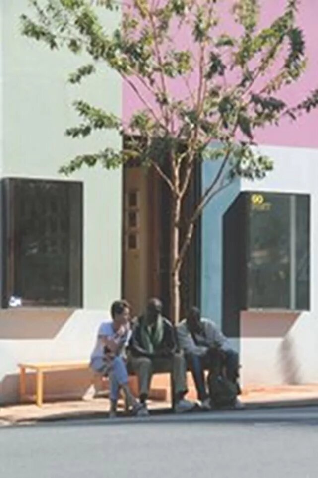 Bild: Marie-Hélène Gutberlet, Emmanuel Bakary Daou und Amadou Sow im Gespräch vor dem Shoe Shop Space, Ausst. Shoe Shop, Johannesburg Mai 2012, Foto Guy Woueté. 