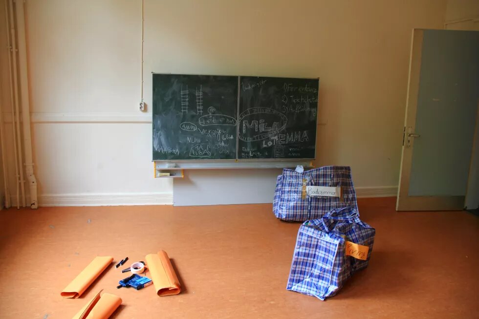 Besetzung einer Schule in Hamburg, Refugee Welcome Center Besetzung einer Schule in Hamburg, Refugee Welcome Center, Tafel auf der steht "Lampedusa is here to stay"
