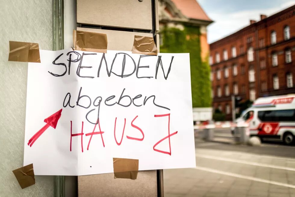 Impressionen von der Hilfsaktion vor dem Lageso, Schild mit der Aufschrift "Spenden Abgeben" Eindrücke von der Hilfsaktion vor dem Lageso, Schild auf dem steht "Spenden Abgeben"