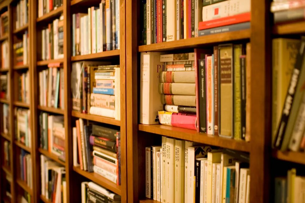 Bücherregal in einer Bibliothek