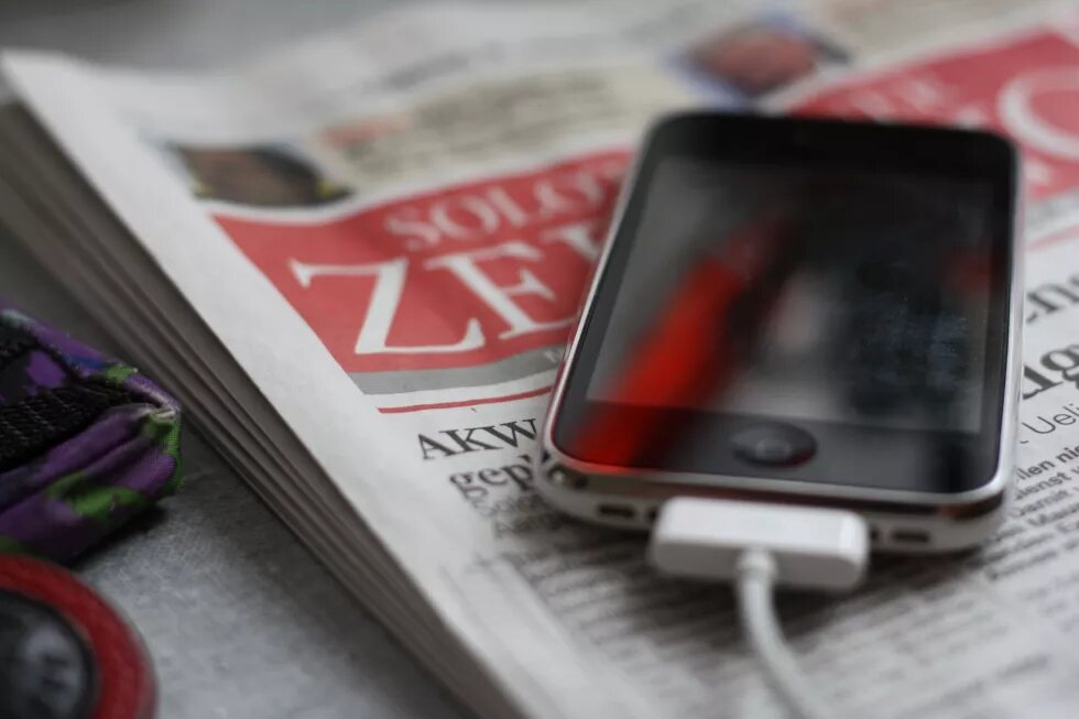Smartphone, Zeitung Filterblase