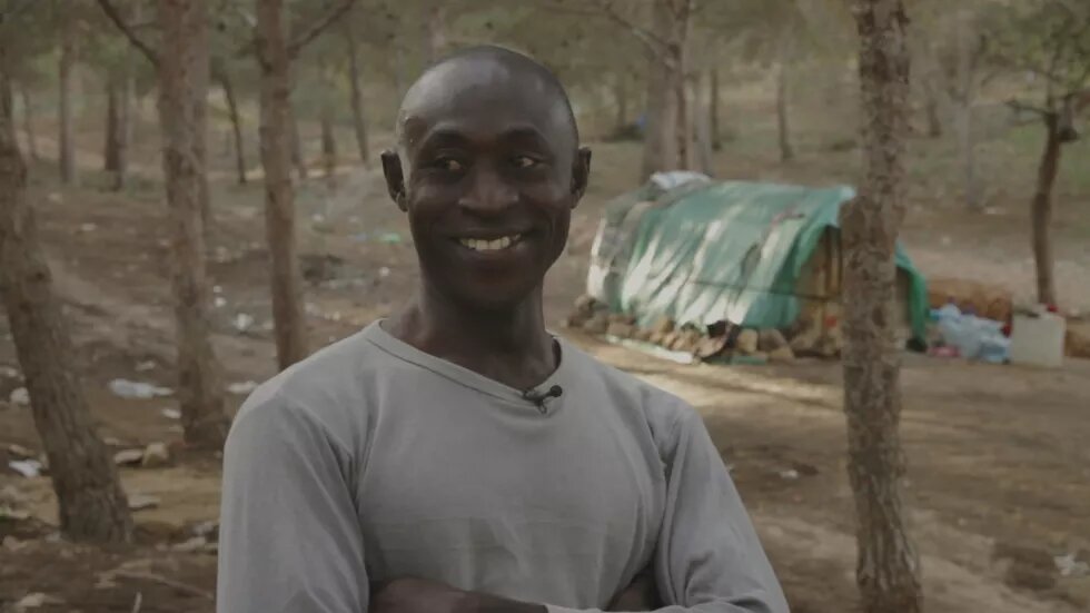 Paul Nkamani lächelnder Mann in Wald